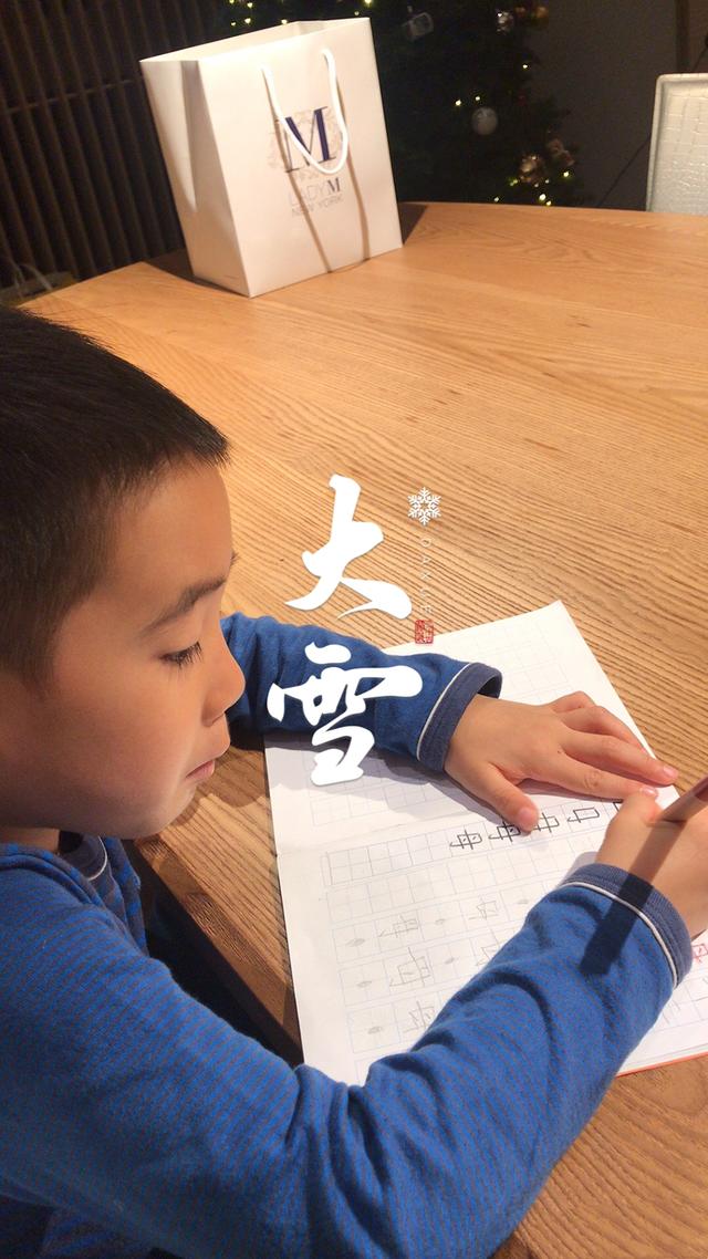 『jasper』应采儿晒儿子作业，Jasper造句自称每天浪费钱，粉丝大赞有觉悟