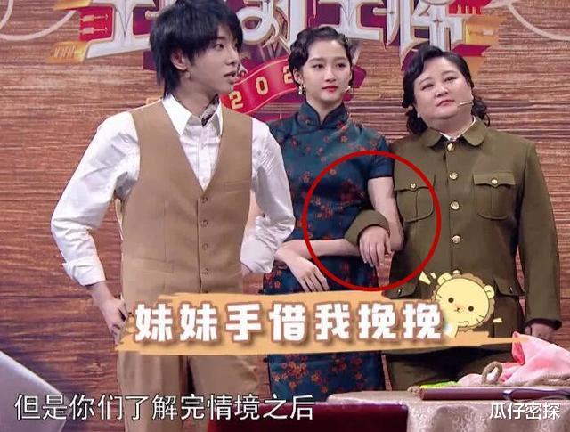 #贾玲#贾玲伸手要挽关晓彤胳膊，有谁注意晓彤的反应？细节暴露人品