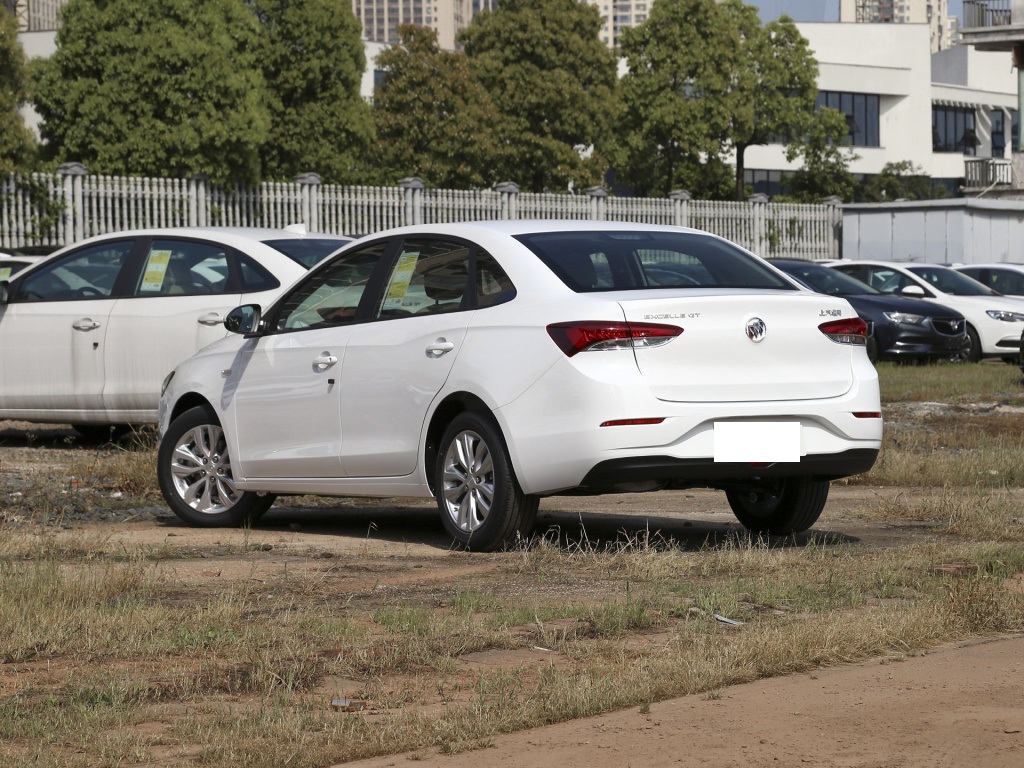 『别克英朗』别克英朗降价4.9万,配1.5升四缸机,油耗4毛8,完胜卡罗拉