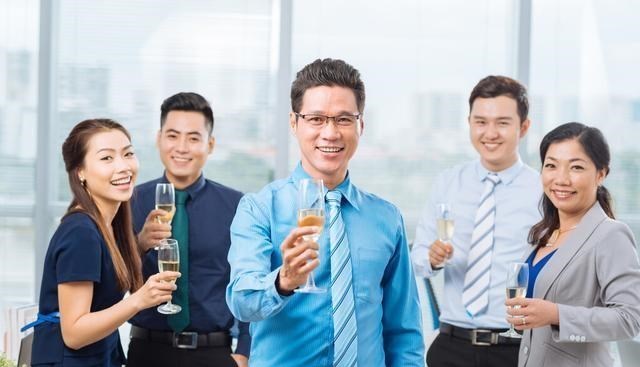 |给领导敬酒只会说“我敬您”？用好这2招敬酒词，领导喝得更痛快
