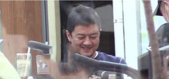 「李亚鹏」李亚鹏胡子拉碴出门会友，新店开张生意惨淡，室内抽烟引争议