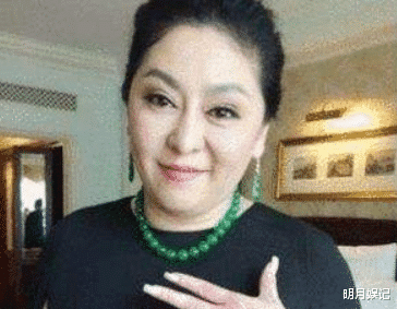 陈岚@有种整容是向太剪短发，年轻二十岁跟儿媳比美？这才叫冻龄女神！