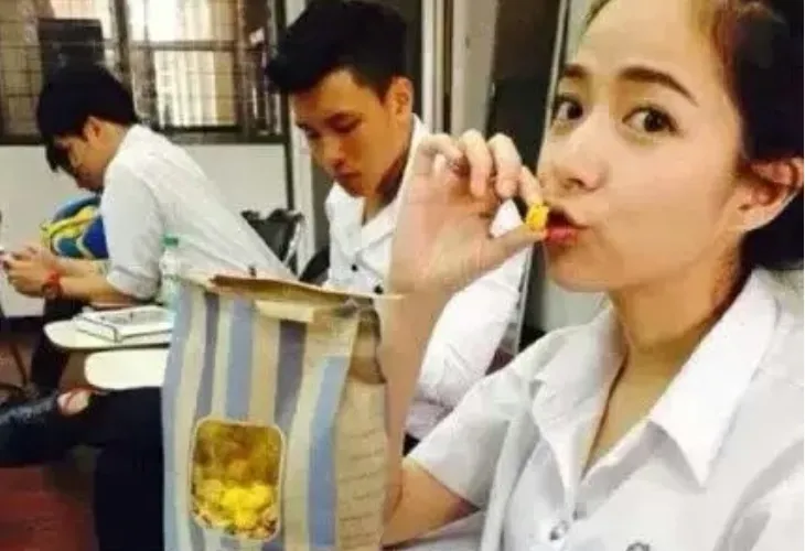 「00后」让嘴巴“越来越臭”的4种零食，00后天天吃，它令人“太意外”