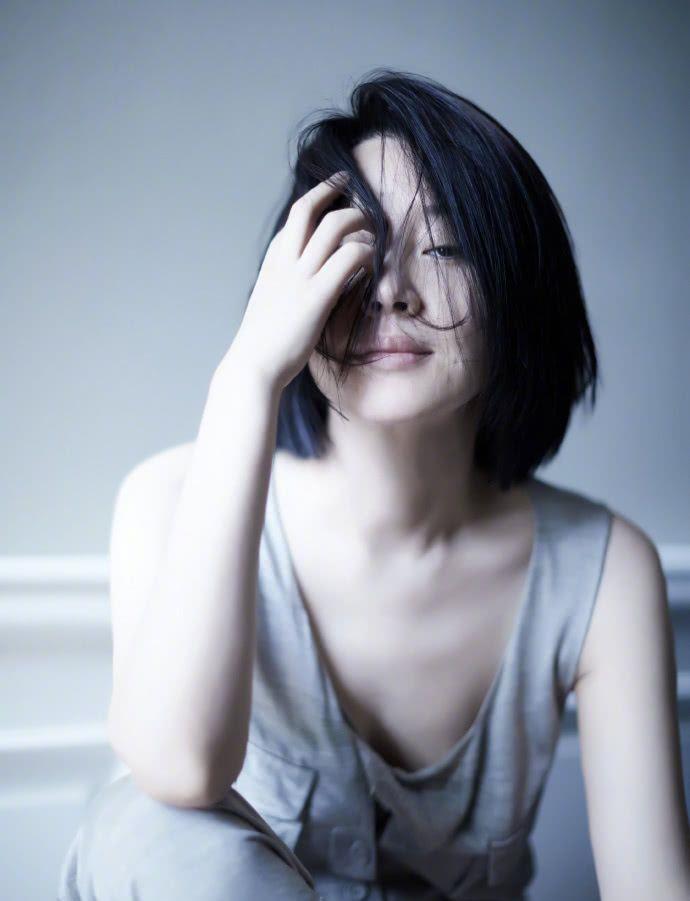 49岁许晴穿灰色连体裤亮相，穿出时尚大片感，网友：气质真好