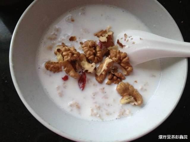 牛奶|钟南山和张文宏都建议：早餐喝一杯牛奶，但什么样的牛奶最好？