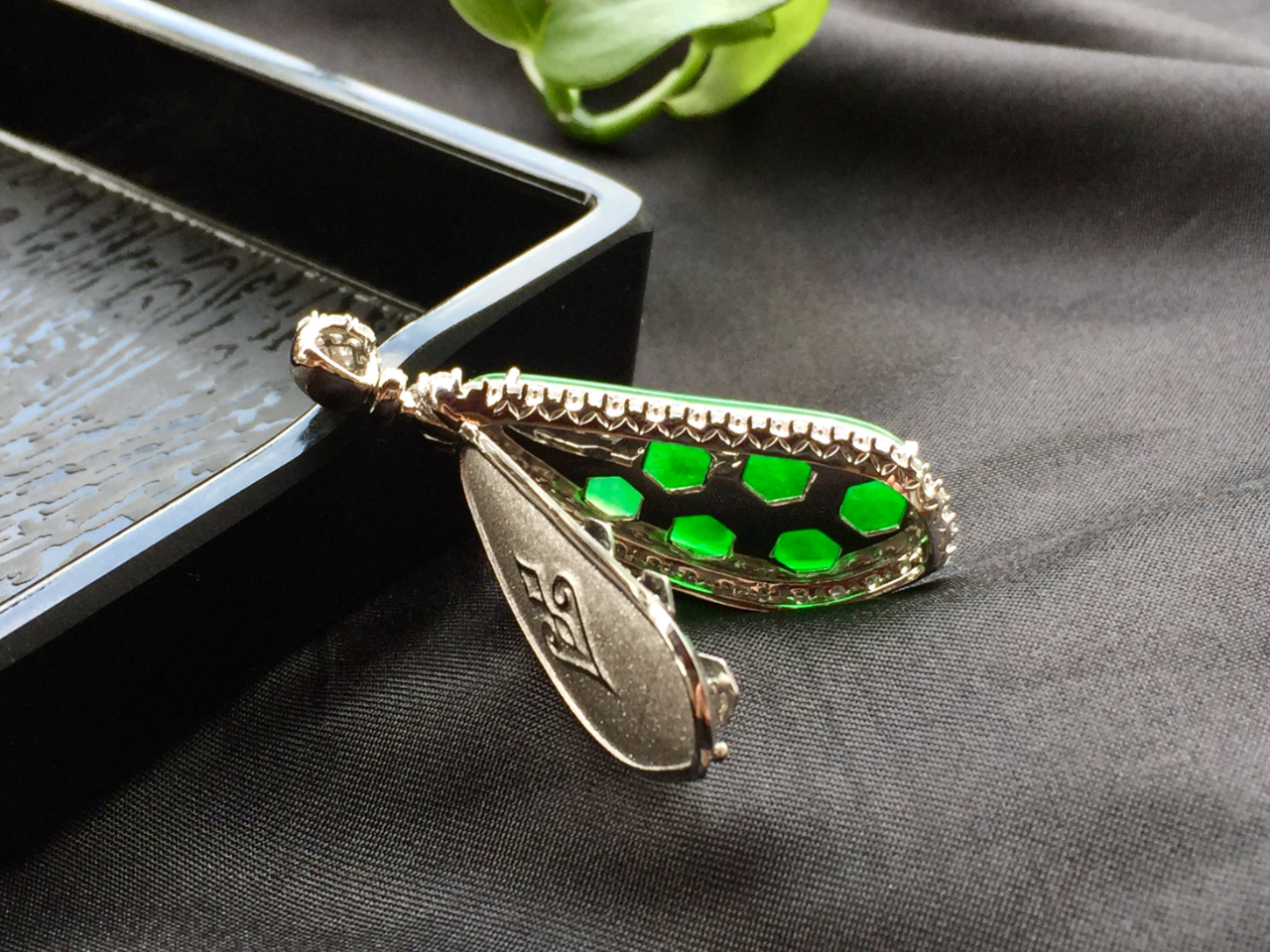 翡翠|你知道翡翠的镶底有几种吗？超实用建议收藏