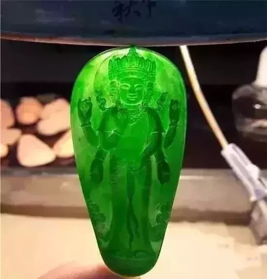 『翡翠』狗屎地里出高绿，剥丝抽茧取出的牌子料，不亏反而大涨特涨！