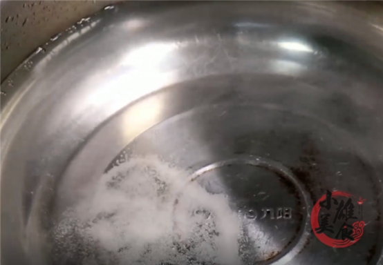 『食材』解冻肉“最怕”直接用水泡,学会关键这一步,吃起来跟鲜肉一样