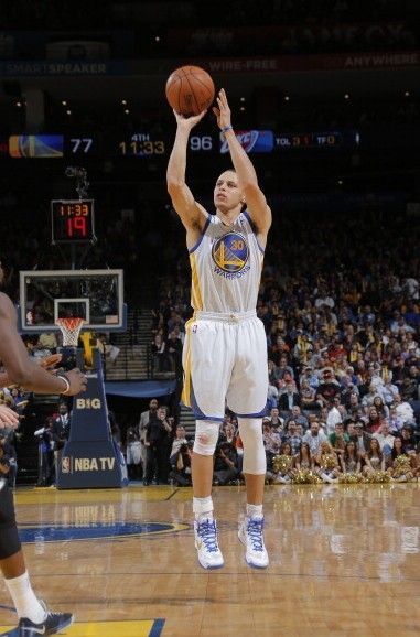 斯蒂芬·库里|比哈登多17场！库里创造震古烁今纪录，成75年首人