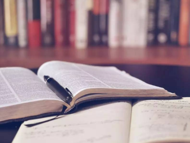 『学霸』学霸学习累了，会干什么？学渣：上课睡觉半夜刷题