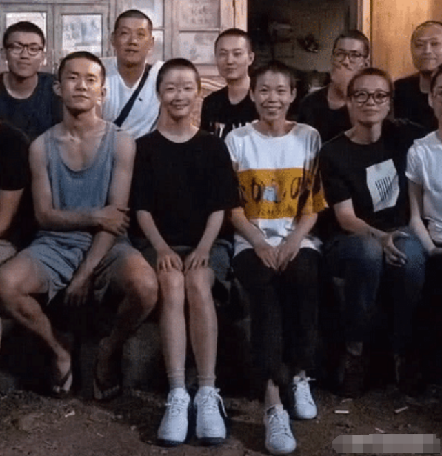 易烊千玺|有一种坐姿叫易烊千玺的坐姿，不管朋友挤不挤，只要自己只要足够帅就行