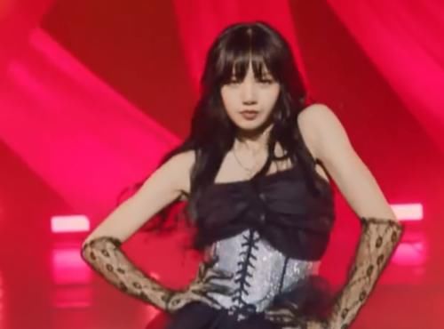 「lisa」难怪不让Lisa和学员同台，镜头扫过这一幕，这腿长差认真的？