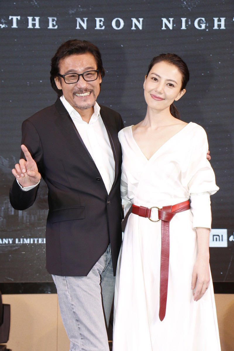 「连衣裙」高圆圆满满高级感,低马尾搭配白色连衣裙现身真时髦,女神范十足