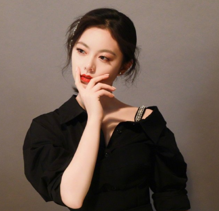 「赵今麦」赵今麦双手挡脸拍照，我却被她的手指甲吸引，这美甲款式真绝了