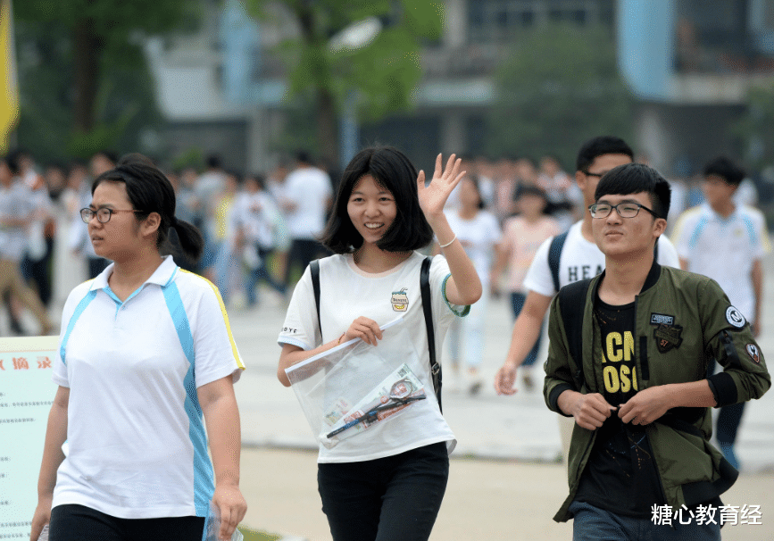 大学|高中生迎来2个“坏消息”，学生们喜忧参半，家长：上不起大学了