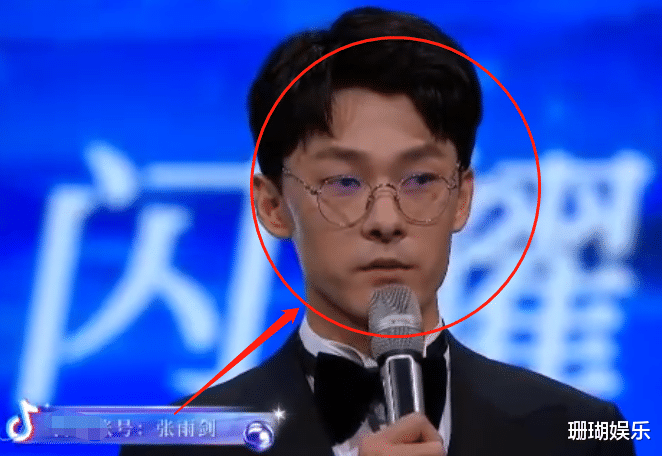 任敏|袁冰妍任敏同台领奖，二人身高只差1cm，气质差距却全在天鹅颈上