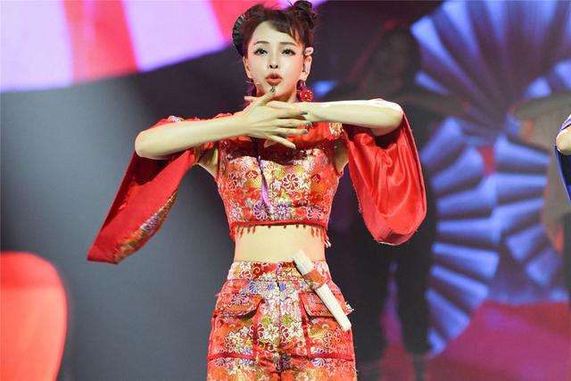 伊能静|强行“扮少女”有多可怕？看到伊能静跳宅舞的样子，满屏的尴尬