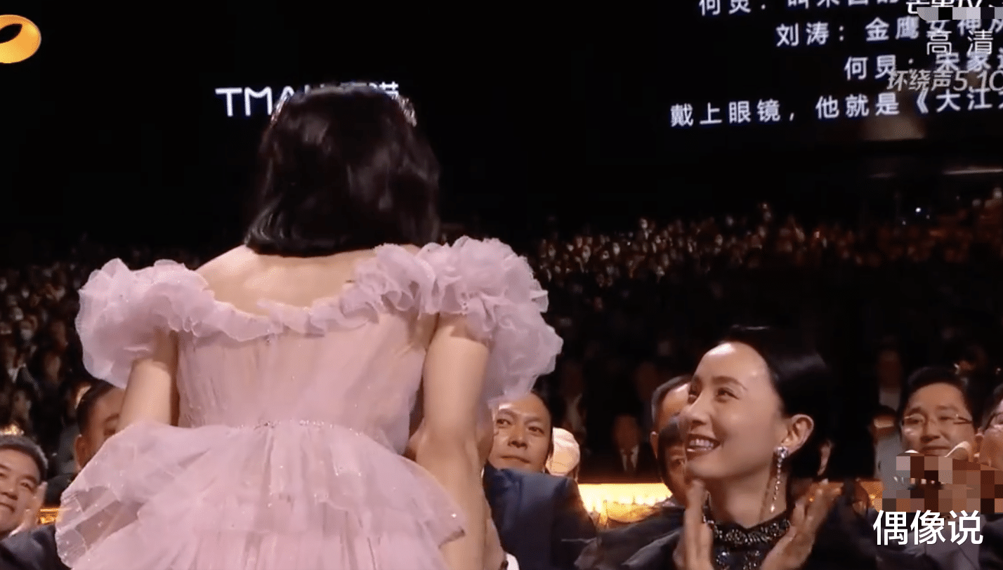 赵丽颖|金鹰节颁奖晚会直播生图：宋茜显老，虞书欣脸大，赵丽颖编发吸睛