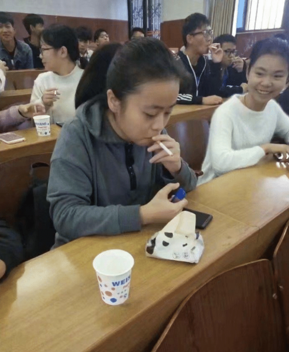 |“现在大学什么专业都有，那么烟草专业上课都在做什么？”哈哈哈太真实了