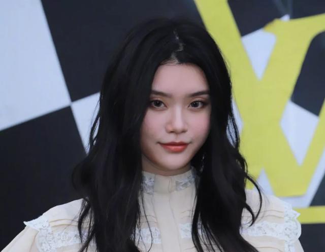 迪丽热巴|大牌看秀现场生图：热巴疲态尽显，虞书欣星味全无，欧阳娜娜脸肿