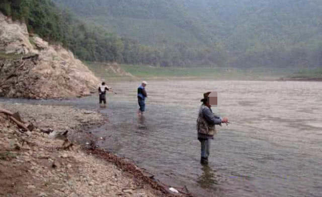 ：背着几十斤渔具翻山越岭过独木桥就为钓它，最后一张图觉得很值得