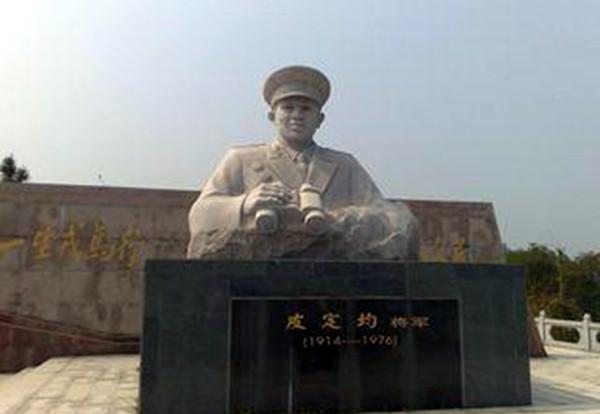 皮定均▲“狙神”张桃芳威震敌胆，皮定均送皮靴，首战12发竟未打中一个