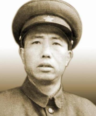 ▲老人到部队看儿子，卫兵拦住不让进，老人：让你们师长跑步来见我