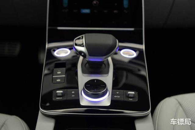 『SUV』北汽终于“开窍了”，这款SUV命名X7，轴距2.8米，配三块大屏幕！