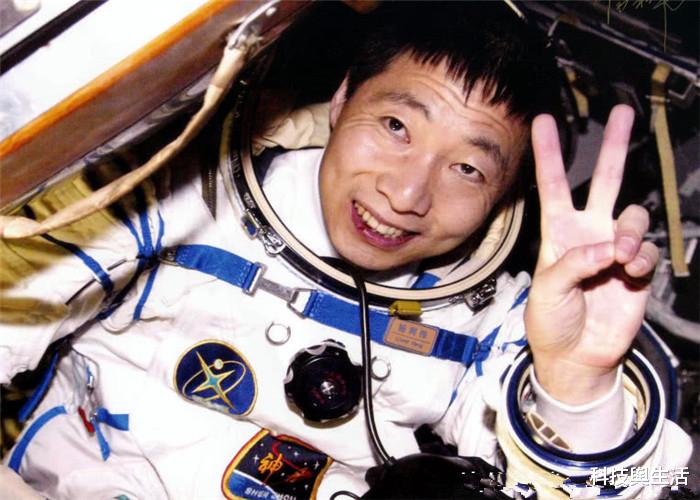 宇航员▲看到苏联的惨痛教训，终于知道宇航员携带枪的原因，原来是这个！