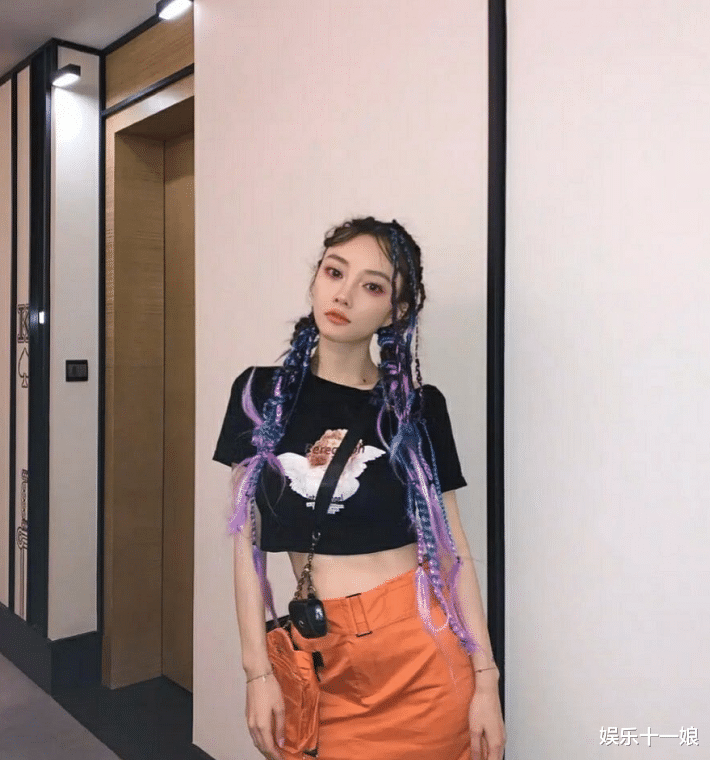 李小璐|刚曝和贾乃亮复合，李小璐就被拍“孕肚”？看清照片：不敢信！