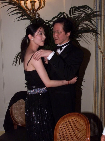 "温柔刀"出鞘,转投商海,3年成上市公司董事长张玉珊给向华胜洗脚,洗了