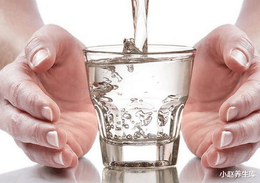 肝脏：肝开始“变硬”时，身体有4种表现，若一个没有，肝脏还算健康！