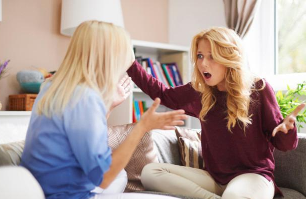 大学|为了2500元生活费,大学女生和母亲吵翻了,谁对谁错?