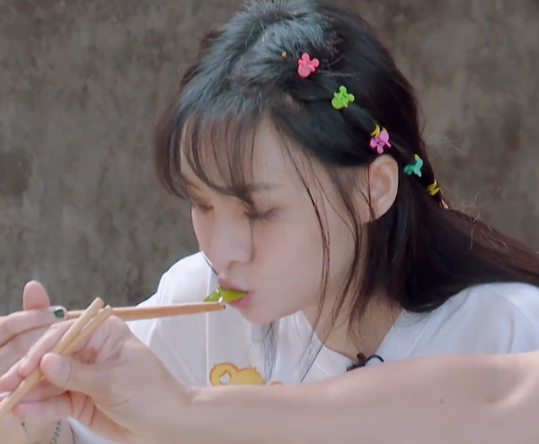 郑爽|郑爽不吃肉单独开小灶，张新成夸她身材棒！谭松韵饭量比男生还大