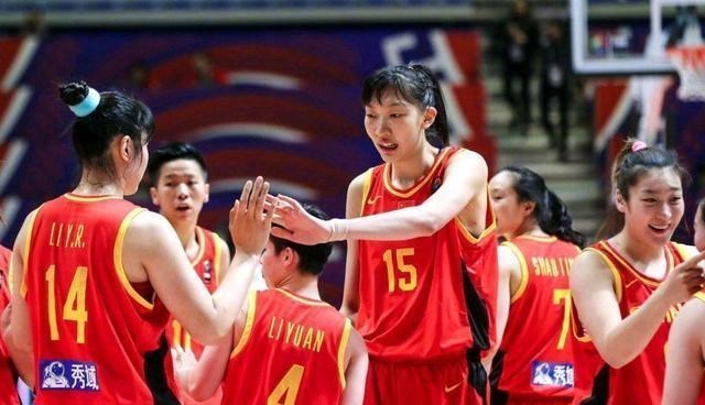 「中国女篮」中国女篮神塔霸气扣篮，亚洲第一中锋国人骄傲，战日本狂砍20+