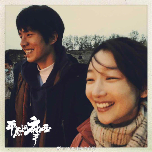 #周冬雨#电影《平原上的摩西》海报首发,昊然弟弟、周冬雨笑颜如火!