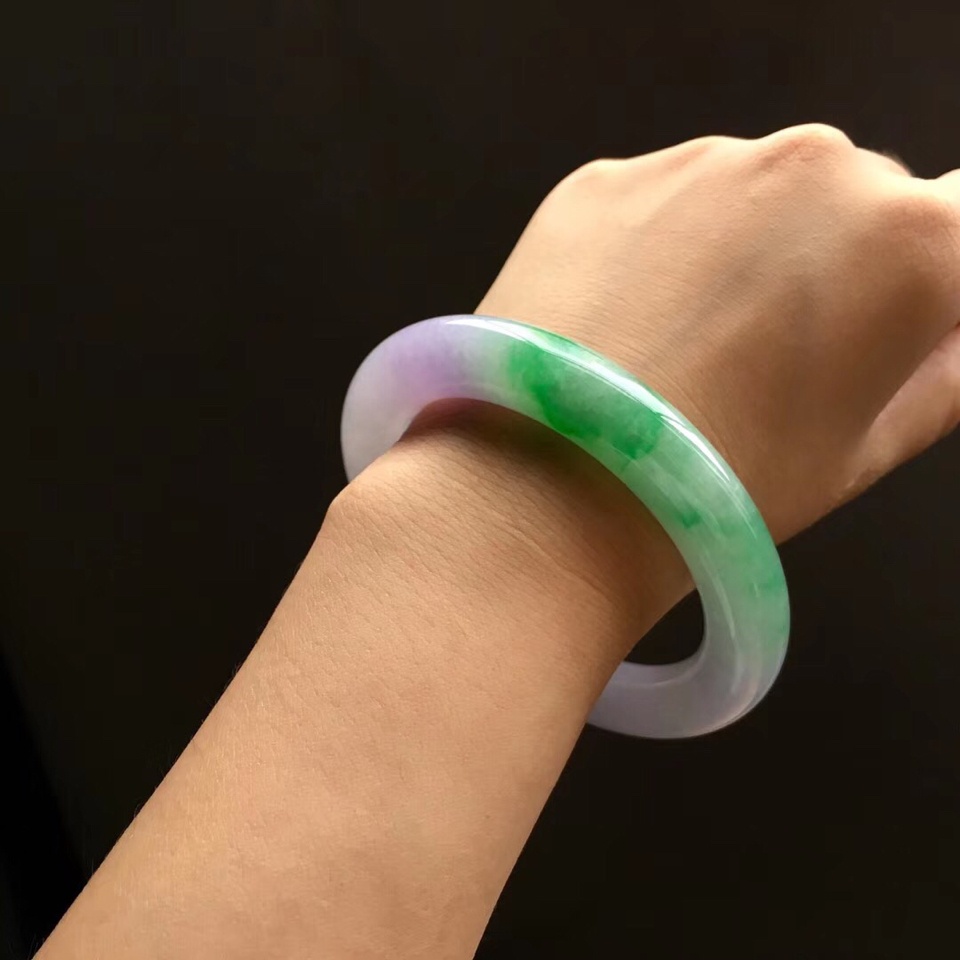 银元@女子瑞丽探亲，高价拿下一块行家不看好的石头，切开后六亲不认！