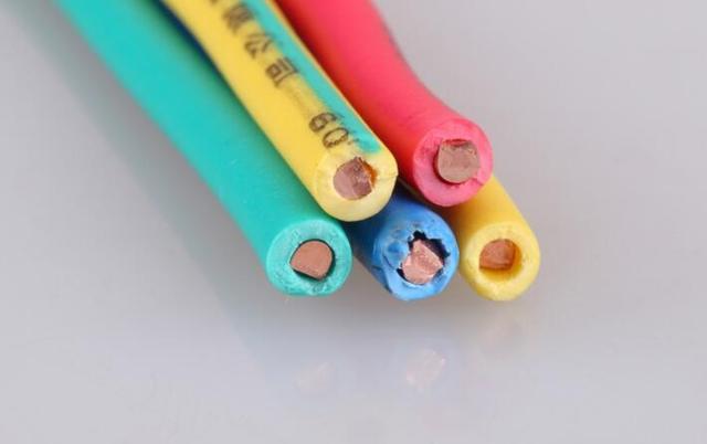 空调@1。5匹的空调电线用2。5平方够吗？听老电工一说，才知差点被骗了