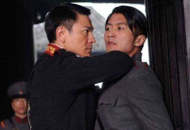 刘德华@刘德华曾抱过一个婴儿，如今已是香港巨星，说出名字让人大吃一惊