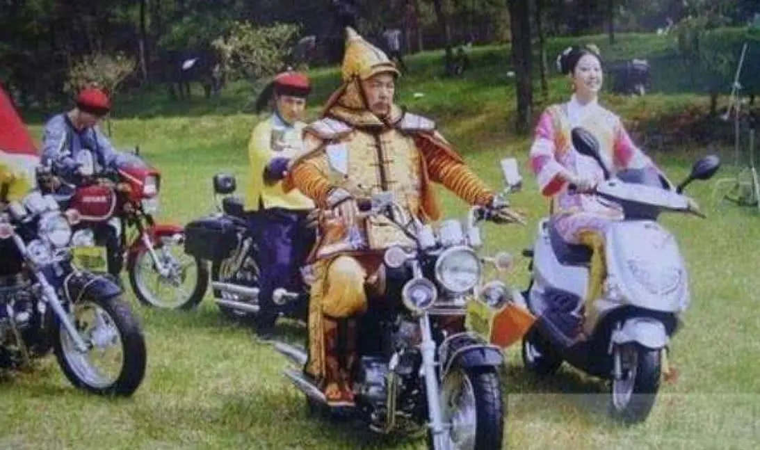 还珠格格@演员拍戏为什么只看上半身?《还珠》剧照告诉你答案,忍住别笑!