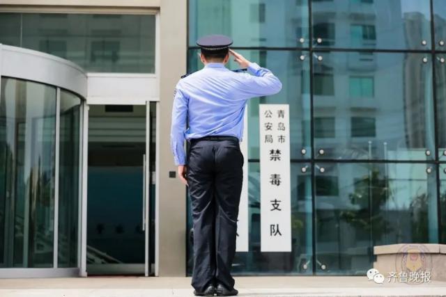 民警@小区内民警开枪击中毒贩,却未见血迹