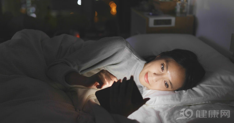 睡眠■长期在睡前玩手机的人，用不了多久，3个“痛苦”或许会找上门