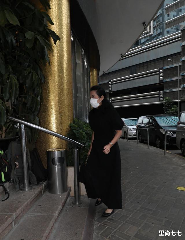 郭晶晶|郭晶晶亲妈随一家五口露面，头发花白很朴素，与婆婆朱玲玲差别大