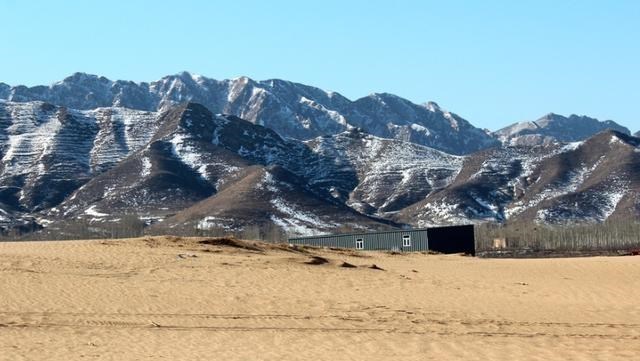 |中国毫无面子的沙漠,剩下200亩还被拿来挣钱,活得不像个沙漠?