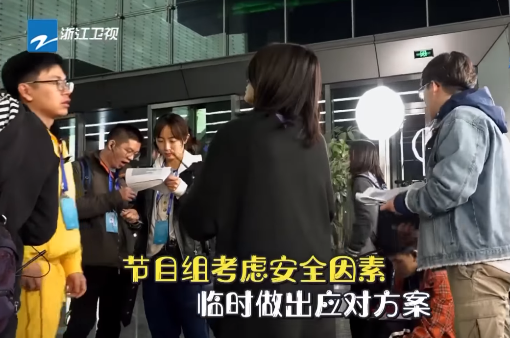寸头|有一种“整容”叫跑男导演剃寸头，剪掉头发年轻十岁，差点认不出