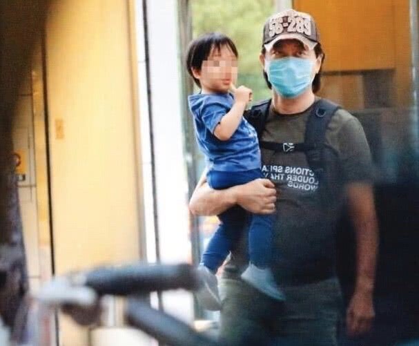 庾澄庆|庾澄庆和妻子出街，59岁保养太年轻，和小14岁妻子看不出年龄差距