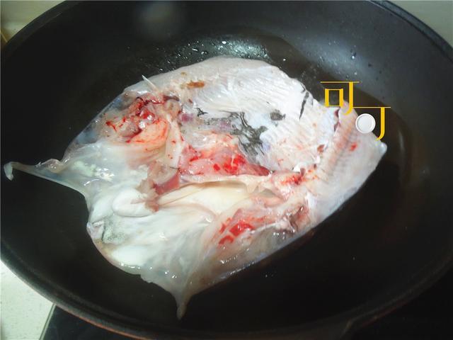 红烧鸡爪▲早春时节,忽冷忽热,煮一大锅鱼头豆腐烧鸡爪,够一家人吃一顿