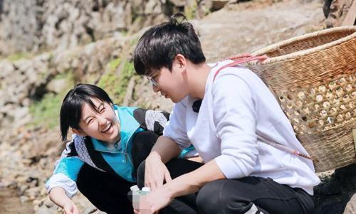 「彭昱畅」《向往的生活4》喜迎录制！常驻MC再乘私人飞机！彭彭又胖了？