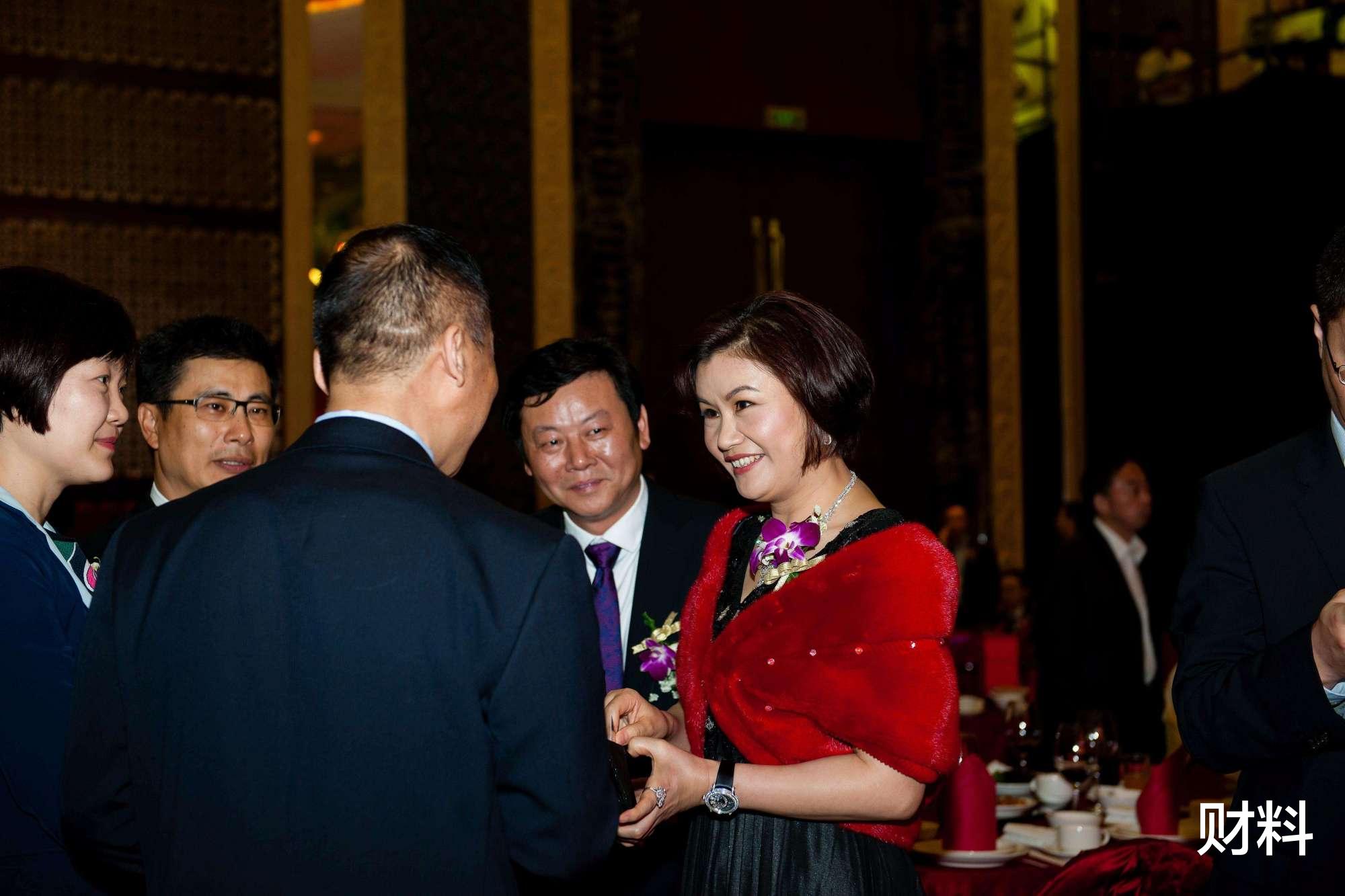 财料|先嫁自己老板,后嫁自己司机,靠“手机玻璃”赚680亿成女首富