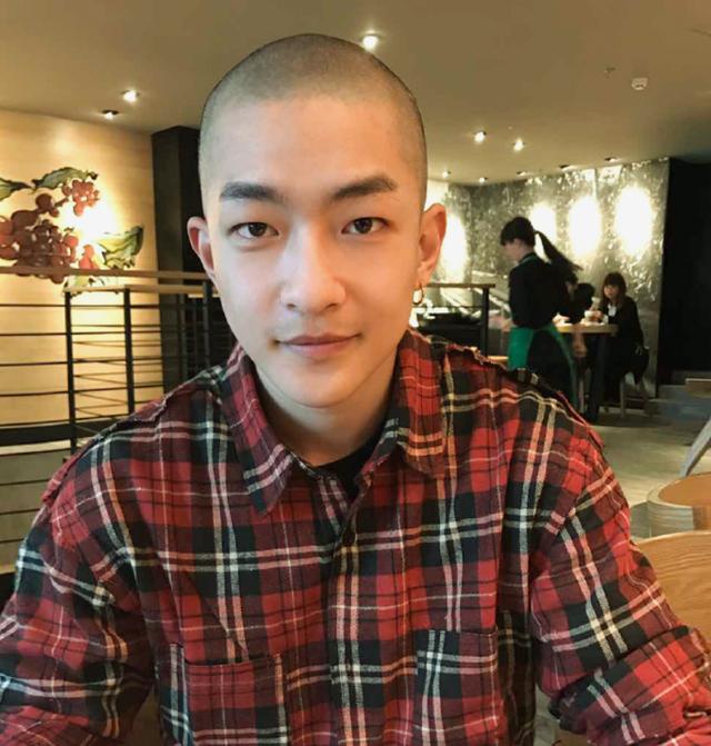 吴京|被吴京捧红的白眼狼，爆红后却“反咬”吴京，现落魄为过街老鼠